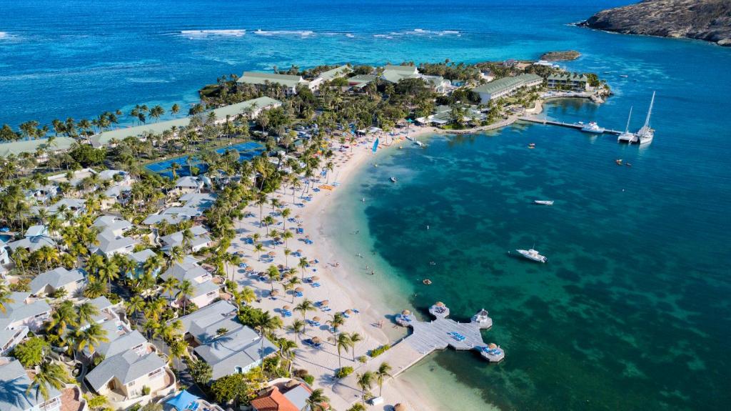 una vista aérea de una playa con multitud de personas en St. James's Club Resort - All Inclusive, en English Harbour Town