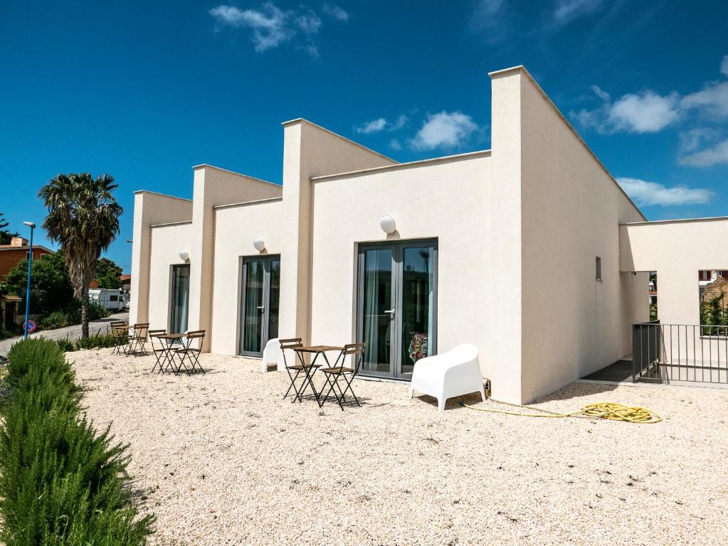 ポルト・エンペードクレにあるVilla Martorana, Camere e Appartamenti Short Let'sの白い建物