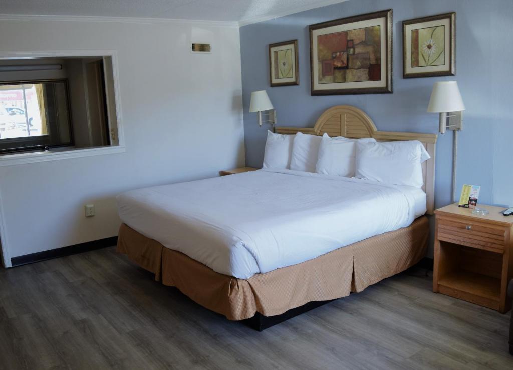 Postel nebo postele na pokoji v ubytování Budget Inn Conway