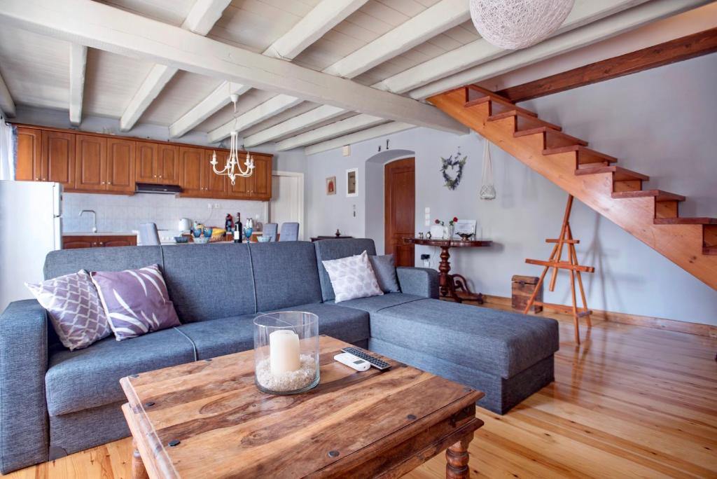 Mantoúkion的住宿－Luxury Family House with Backyard，客厅配有蓝色的沙发和桌子