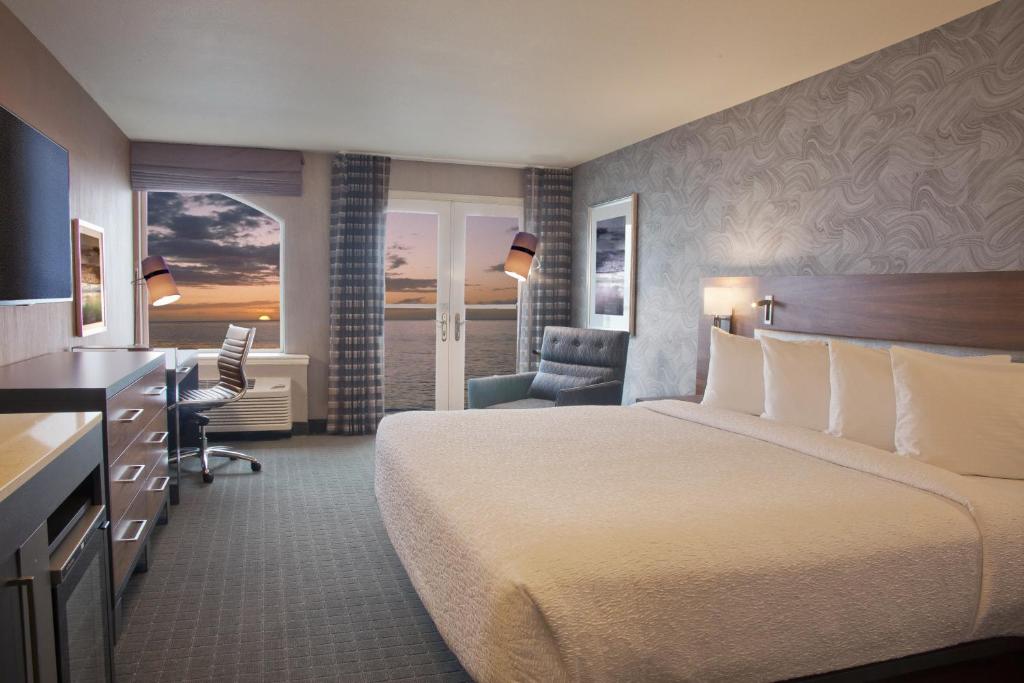 um quarto de hotel com uma cama e uma secretária em Silver Cloud Hotel - Mukilteo Waterfront em Mukilteo