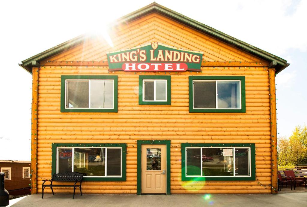 ein Gebäude mit einem Schild, auf dem Könige landen können in der Unterkunft Kings Landing in Homer