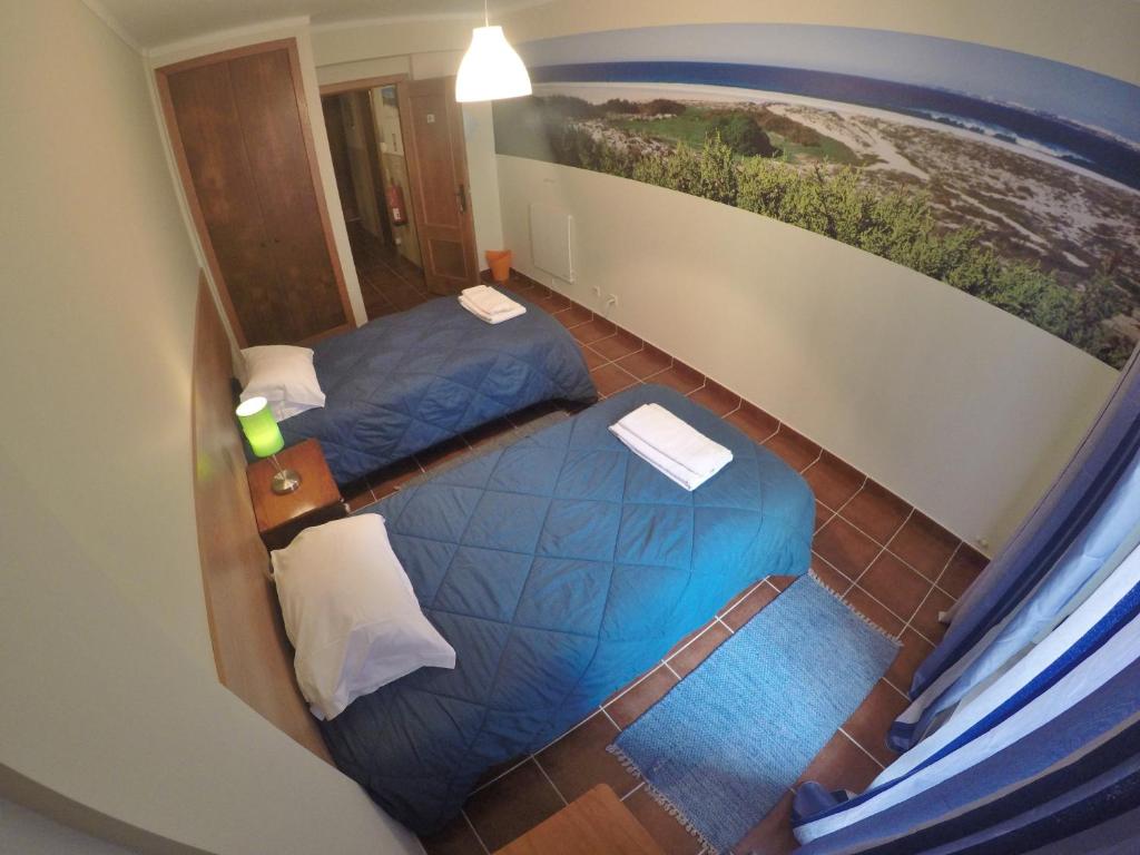 Postel nebo postele na pokoji v ubytování Supertubos Beach Hostel