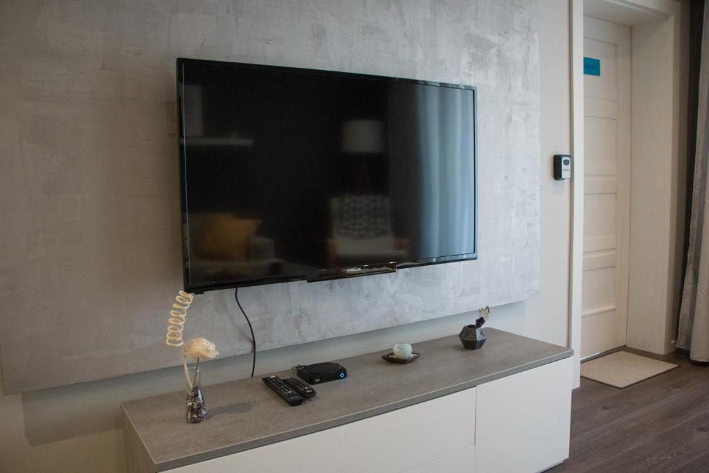 TV a/nebo společenská místnost v ubytování Sunshine Suites
