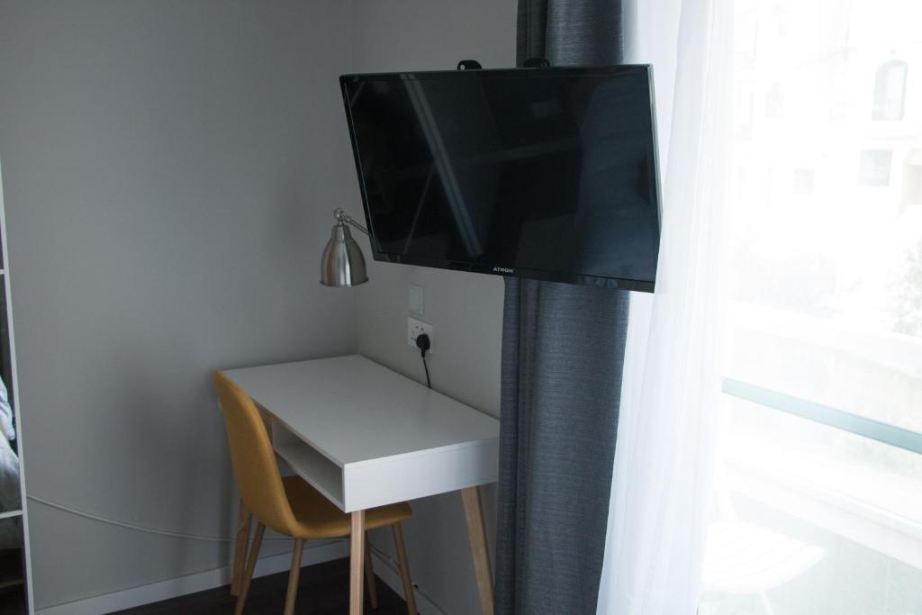 TV a/nebo společenská místnost v ubytování Sunshine Suites
