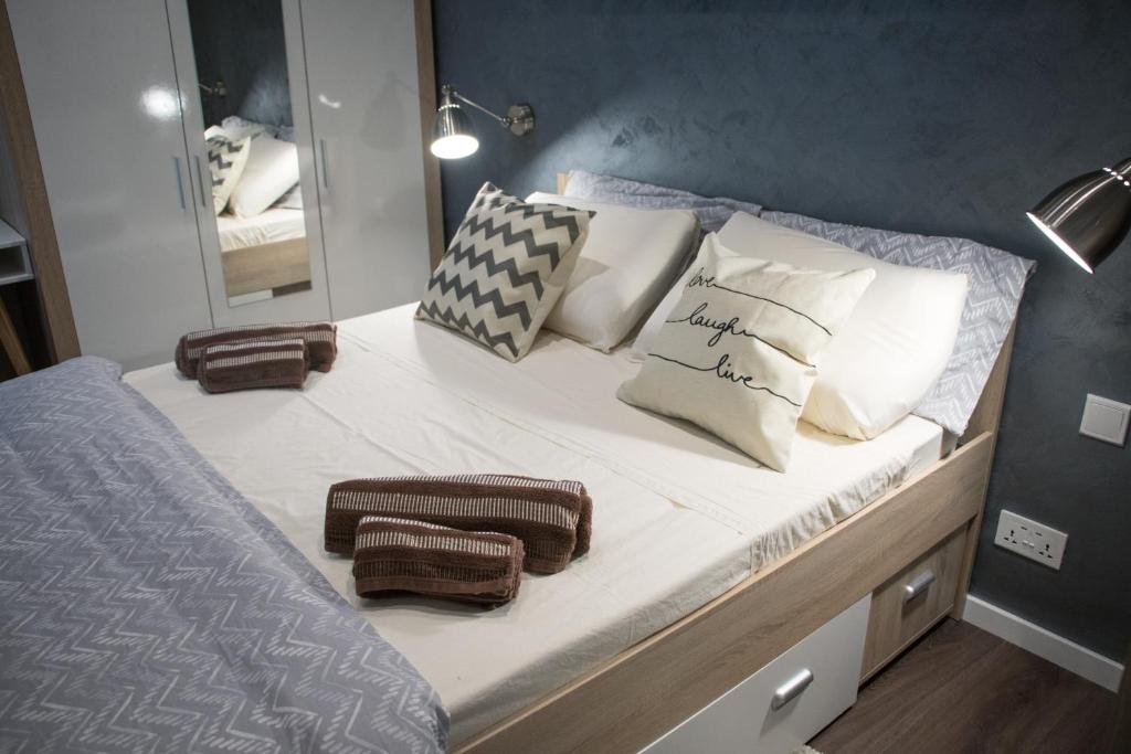 Postel nebo postele na pokoji v ubytování Sunshine Suites