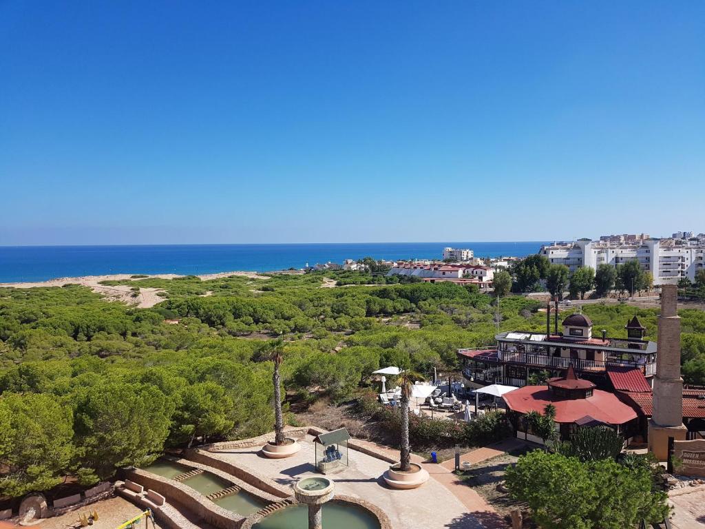 an aerial view of a resort with the ocean in the background at Park Beach La Mata in La Mata
