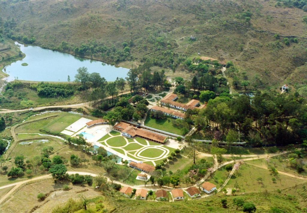 een luchtzicht op een tennisbaan op een heuvel bij Hotel Termópolis in São Sebastião do Paraíso