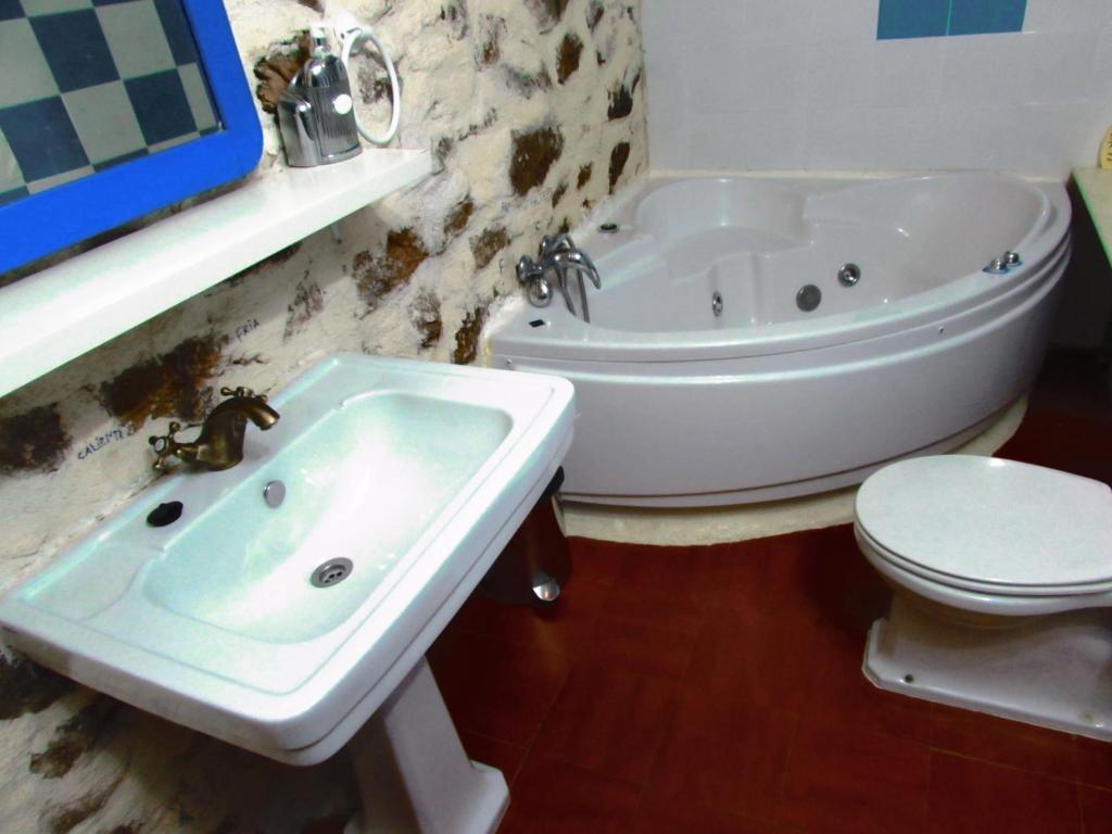 Atardecer en Gredos 1 - Jacuzzi privado en la habitación en San Bartolomé de Tormes