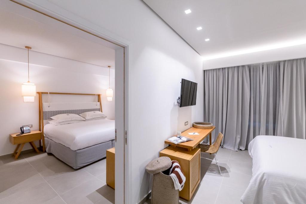 Postel nebo postele na pokoji v ubytování Messinian Icon Hotel & Suites