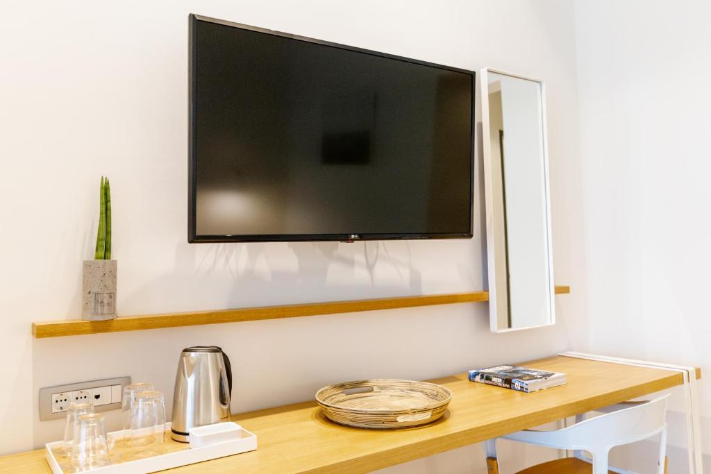 TV a/nebo společenská místnost v ubytování Messinian Icon Hotel & Suites