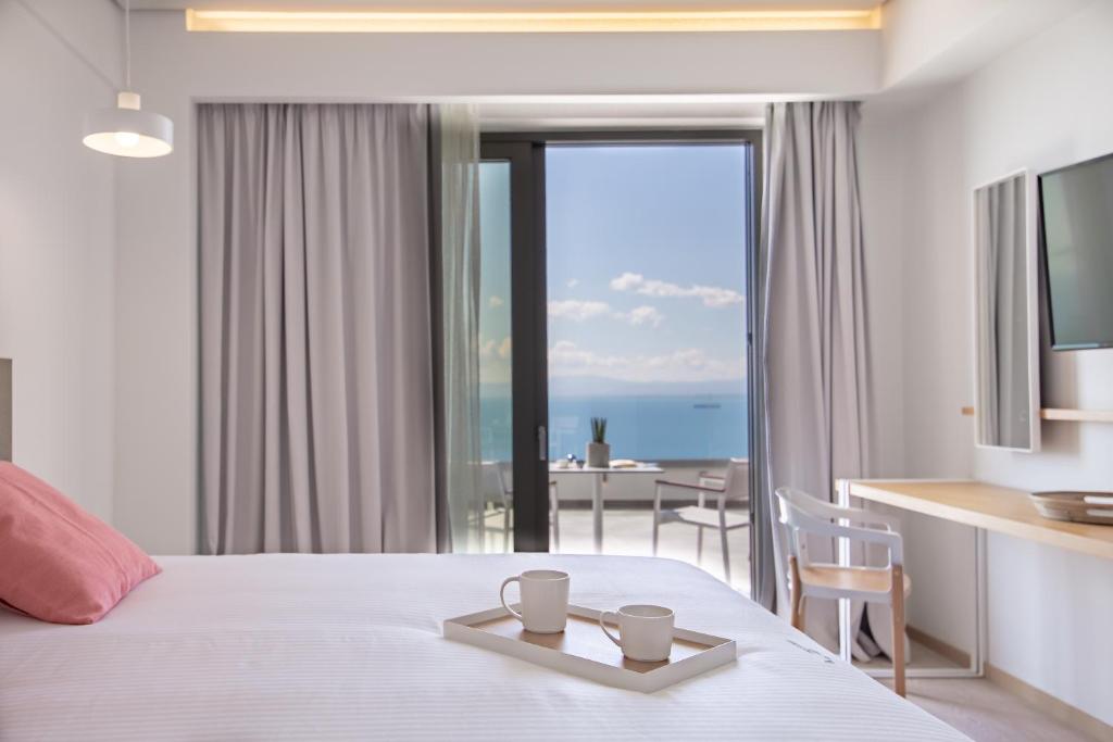 Postel nebo postele na pokoji v ubytování Messinian Icon Hotel & Suites