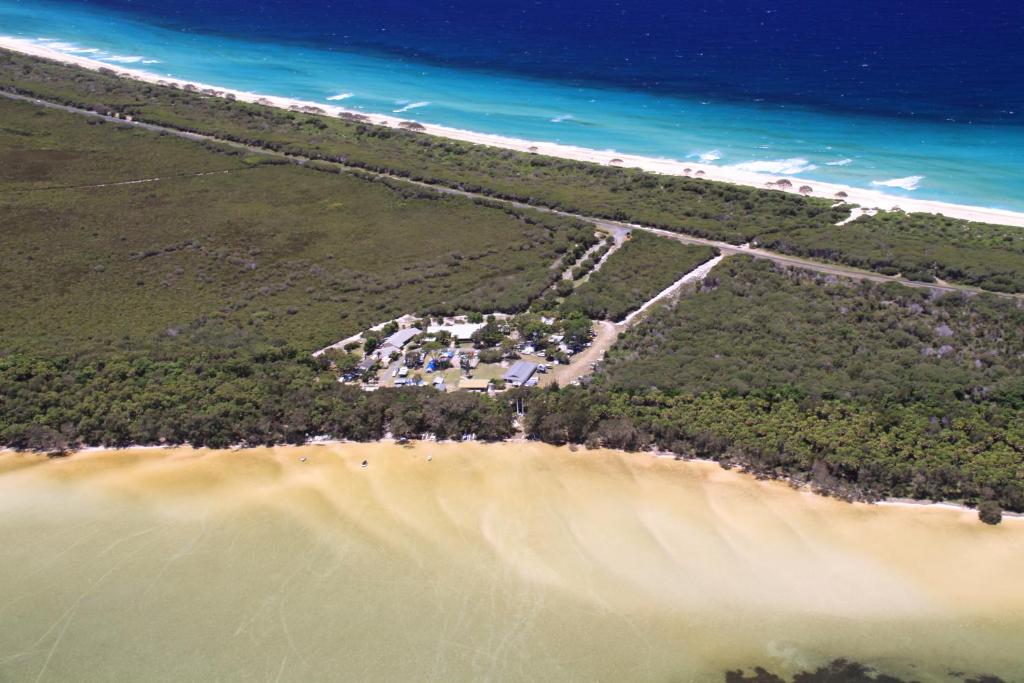 een luchtzicht op een strand en de oceaan bij Camp Elim in Forster