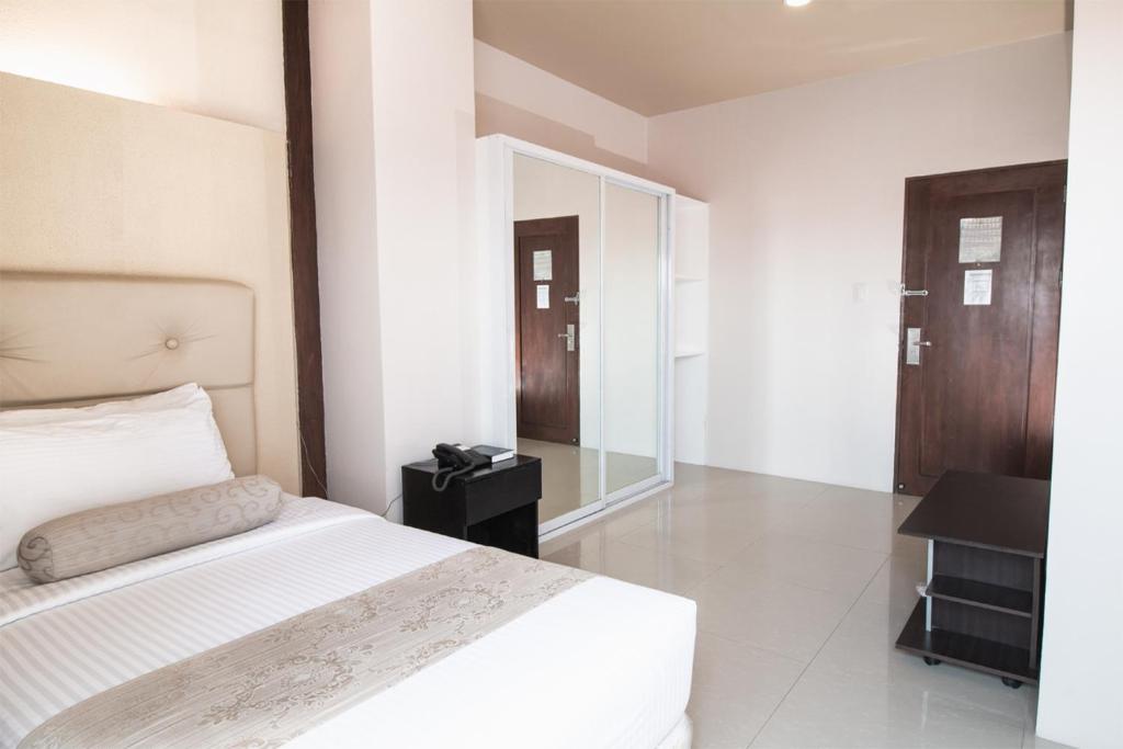 Postel nebo postele na pokoji v ubytování Sierra Hotel