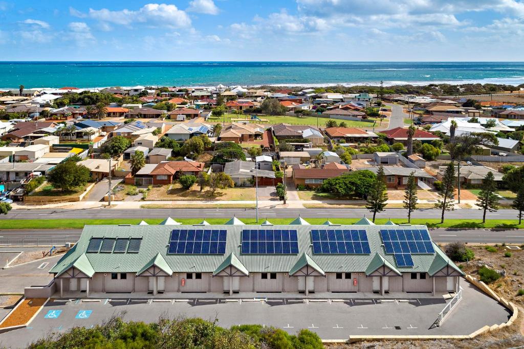 una vista aérea de una casa con paneles solares en el techo en Geraldton Motor Inn, en Geraldton