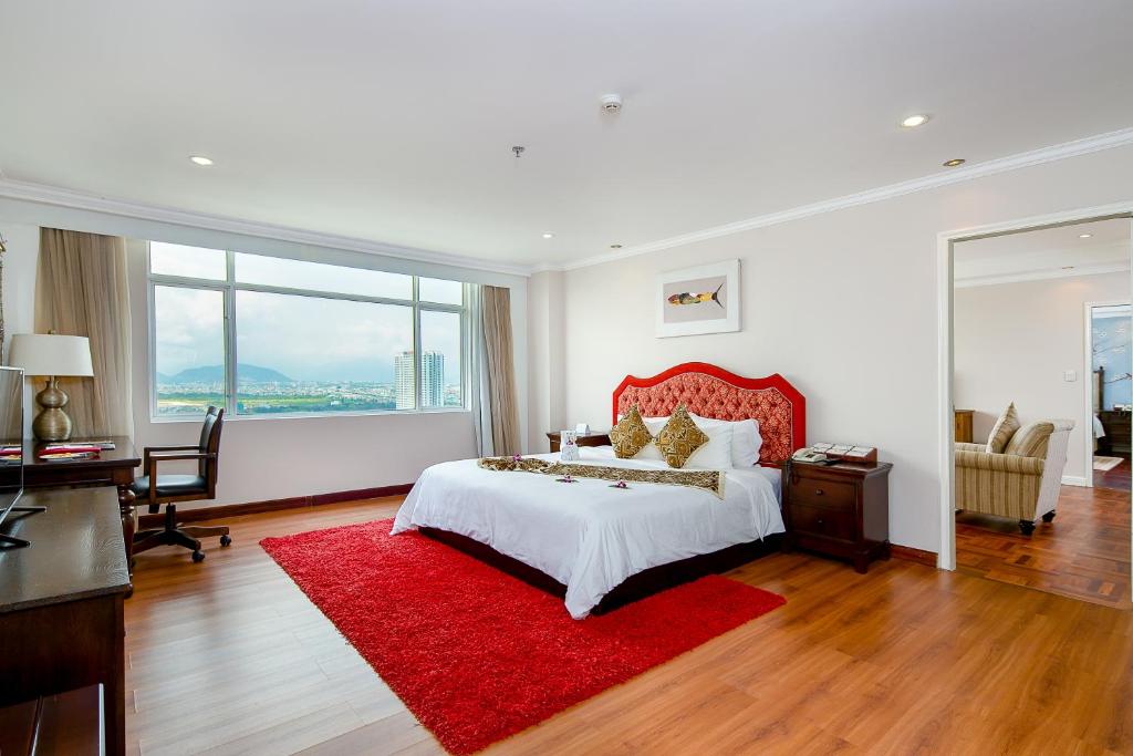 Postel nebo postele na pokoji v ubytování Muong Thanh Luxury Song Han Hotel