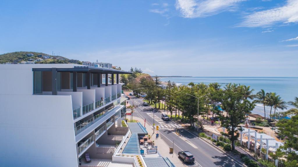 una vista aérea de una calle en una ciudad con el océano en Echelon Apartments Yeppoon en Yeppoon