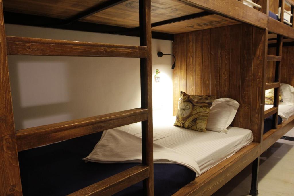 เตียงในห้องที่ Jugglers Backpack