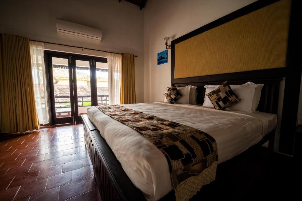 Postel nebo postele na pokoji v ubytování Nihara Resort and Spa Cochin