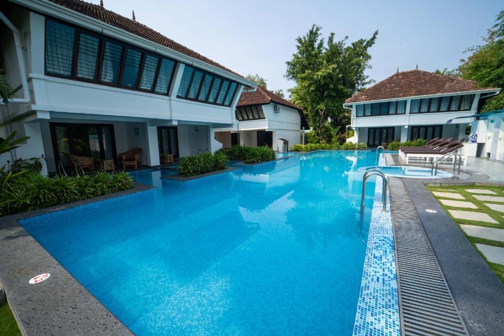 Bazén v ubytování Nihara Resort and Spa Cochin nebo v jeho okolí