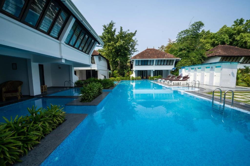 Bazén v ubytování Nihara Resort and Spa Cochin nebo v jeho okolí
