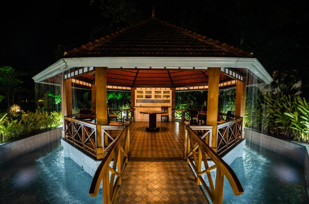 Bazén v ubytování Nihara Resort and Spa Cochin nebo v jeho okolí