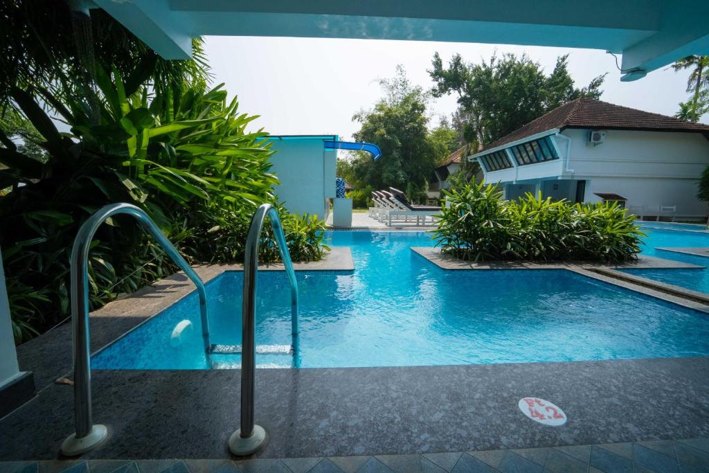 Bazén v ubytování Nihara Resort and Spa Cochin nebo v jeho okolí