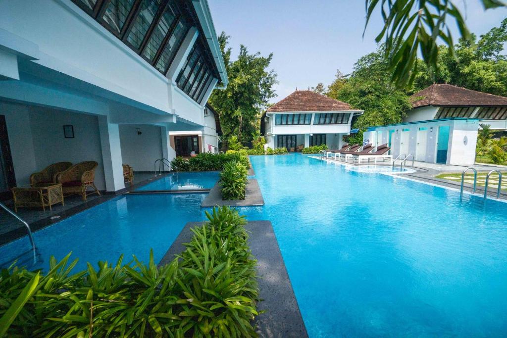 Bazén v ubytování Nihara Resort and Spa Cochin nebo v jeho okolí