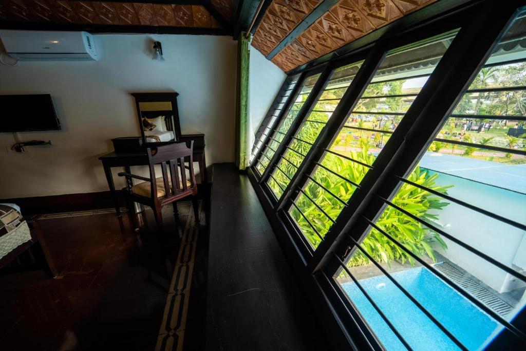 Bazén v ubytování Nihara Resort and Spa Cochin nebo v jeho okolí