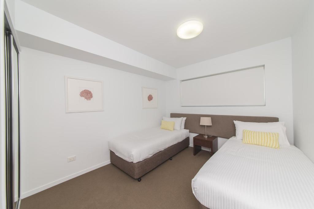 Postel nebo postele na pokoji v ubytování Echelon Apartments Yeppoon