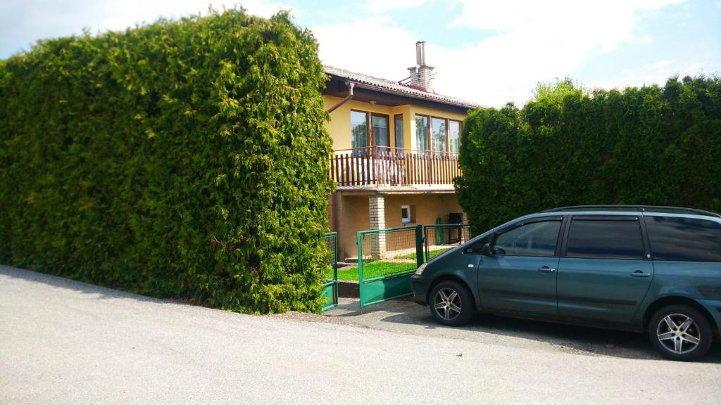 a blue minivan parked in front of a house at Chalupa Ratibořice in Česká Skalice