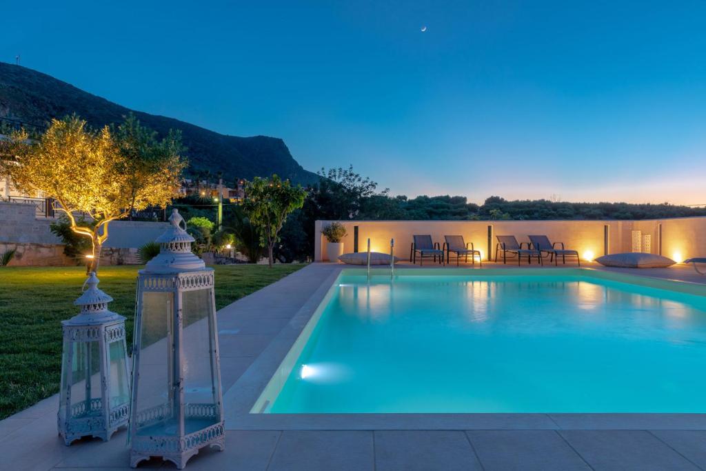 una piscina en una villa por la noche en Mangie Villa, en Hersonissos