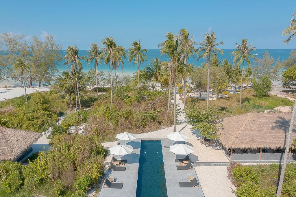 una vista aerea di un resort con piscina e ombrelloni di Tamu Koh Rong a Koh Rong Island