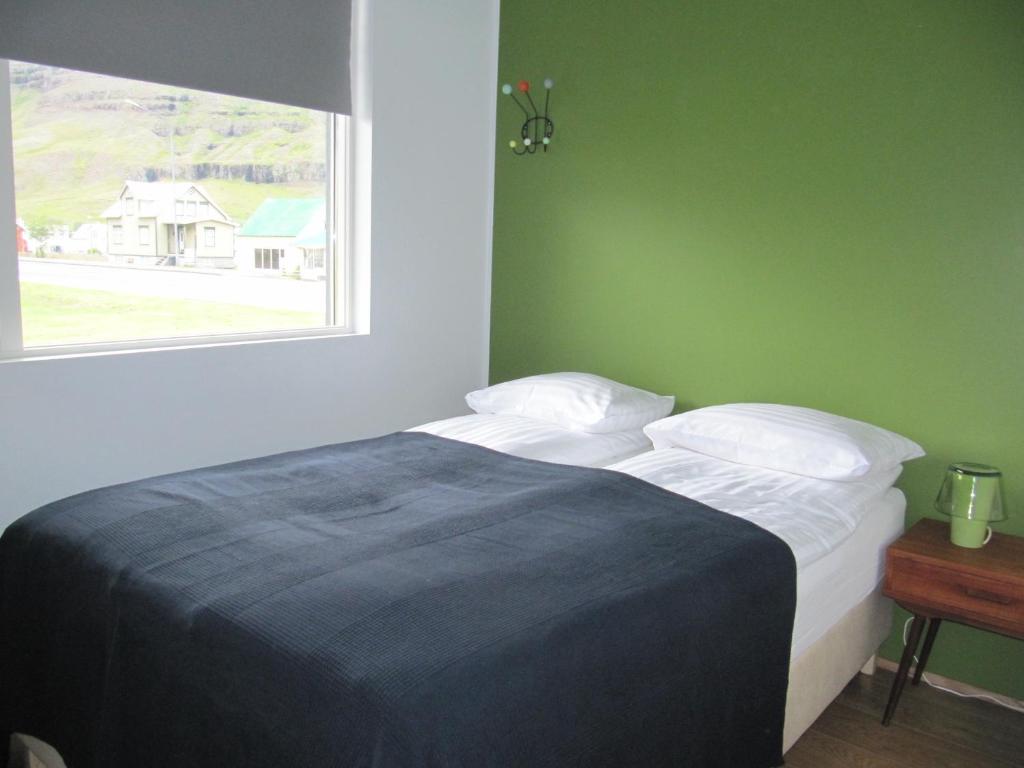 Postel nebo postele na pokoji v ubytování Seydisfjördur Apartment
