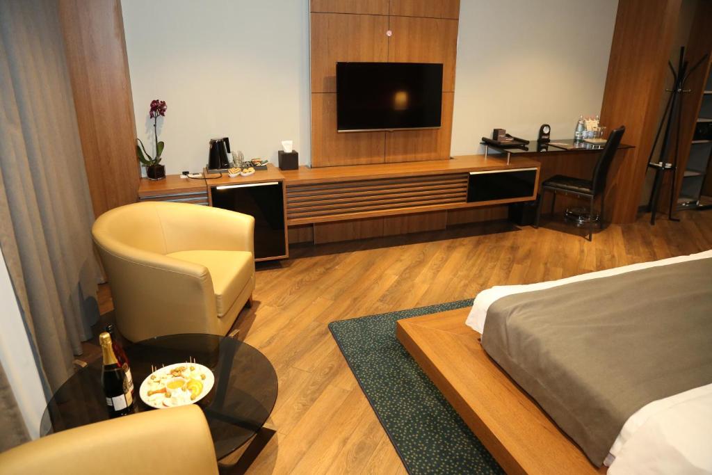 TV a/nebo společenská místnost v ubytování Golden Palace Hotel