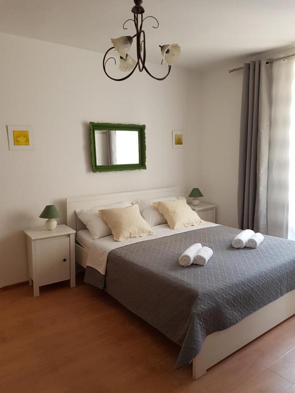 1 dormitorio con 1 cama con 2 toallas en Studio apartment Forum - Zadar, en Zadar