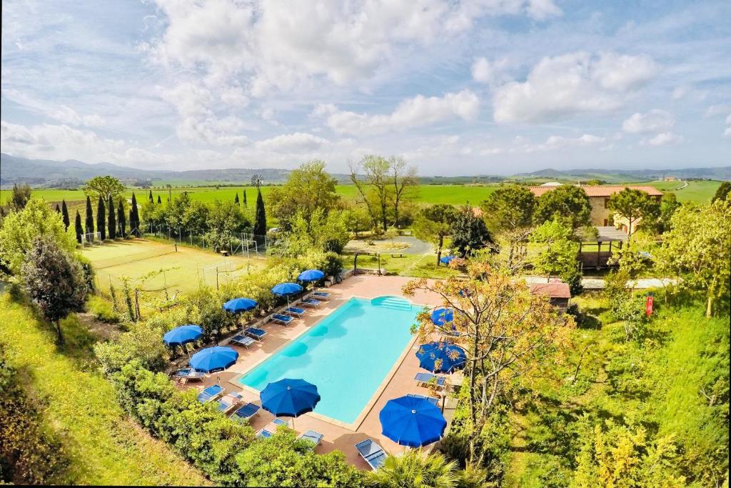 an aerial view of a resort with a pool and umbrellas at Il Canneto Di Pomaia in Pomaia