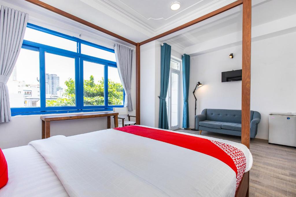 GIS Hotel Nha Trang في نها ترانغ: غرفة نوم بسرير ونافذة كبيرة