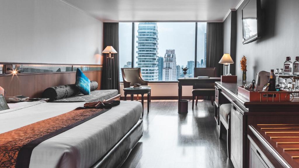 バンコクにあるBangkok Hotel Lotus Sukhumvit 33 by Compass Hospitalityのベッド付きのホテルルームで、市街の景色を望めます。