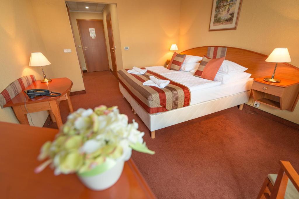 Łóżko lub łóżka w pokoju w obiekcie Hotel Spa Hévíz