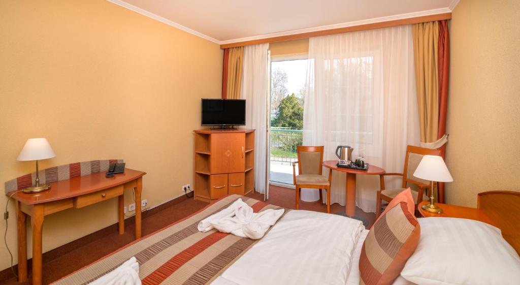 Telewizja i/lub zestaw kina domowego w obiekcie Hotel Spa Hévíz