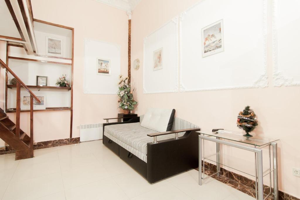 uma sala de estar com um sofá e uma mesa em Rent Apartments Grecheskaya 50 em Odessa