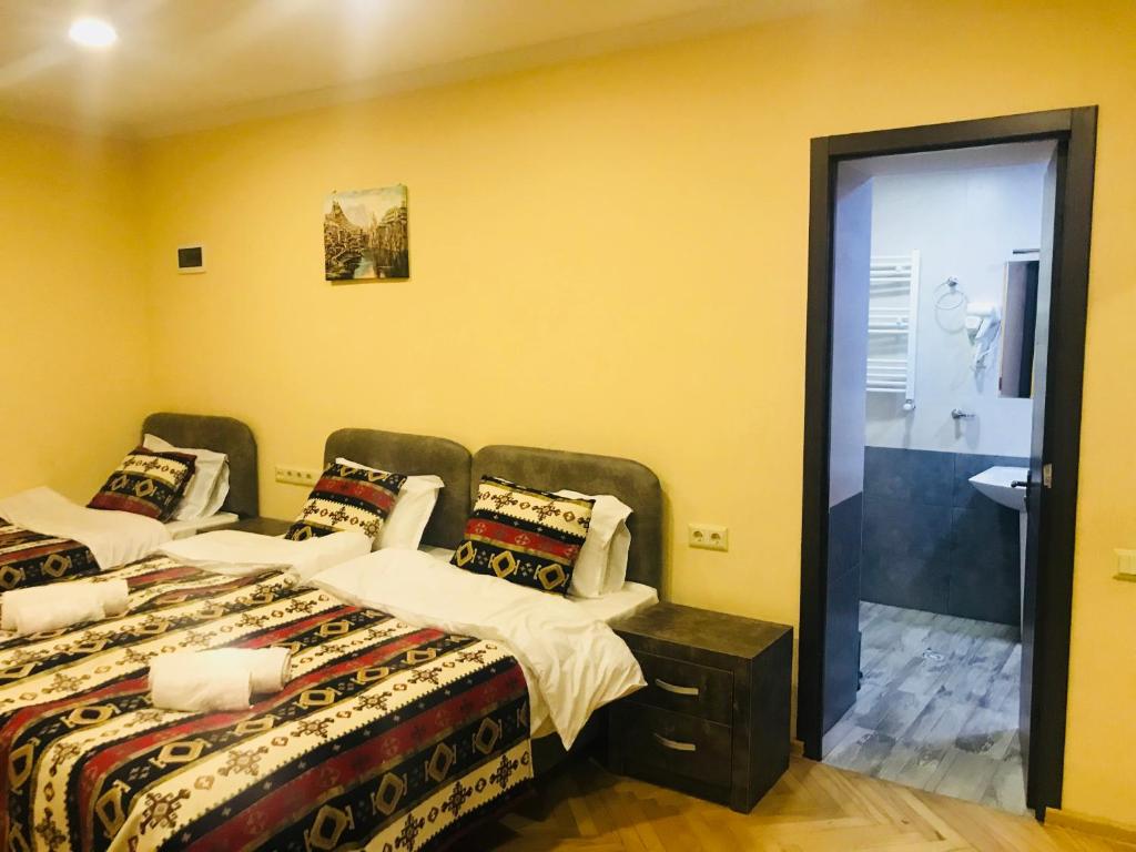 Postel nebo postele na pokoji v ubytování The oldest Tbilisi