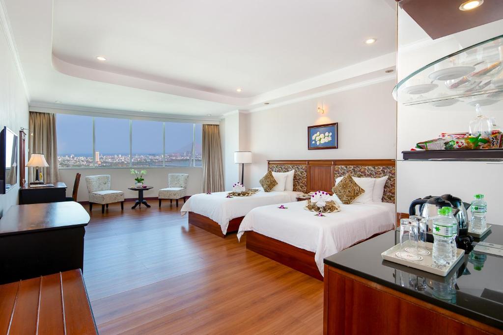 Postel nebo postele na pokoji v ubytování Muong Thanh Luxury Song Han Hotel