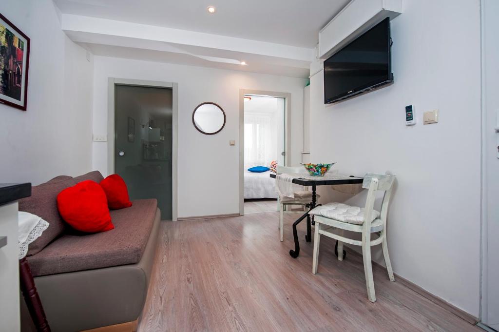 Telewizja i/lub zestaw kina domowego w obiekcie Apartman Delfin