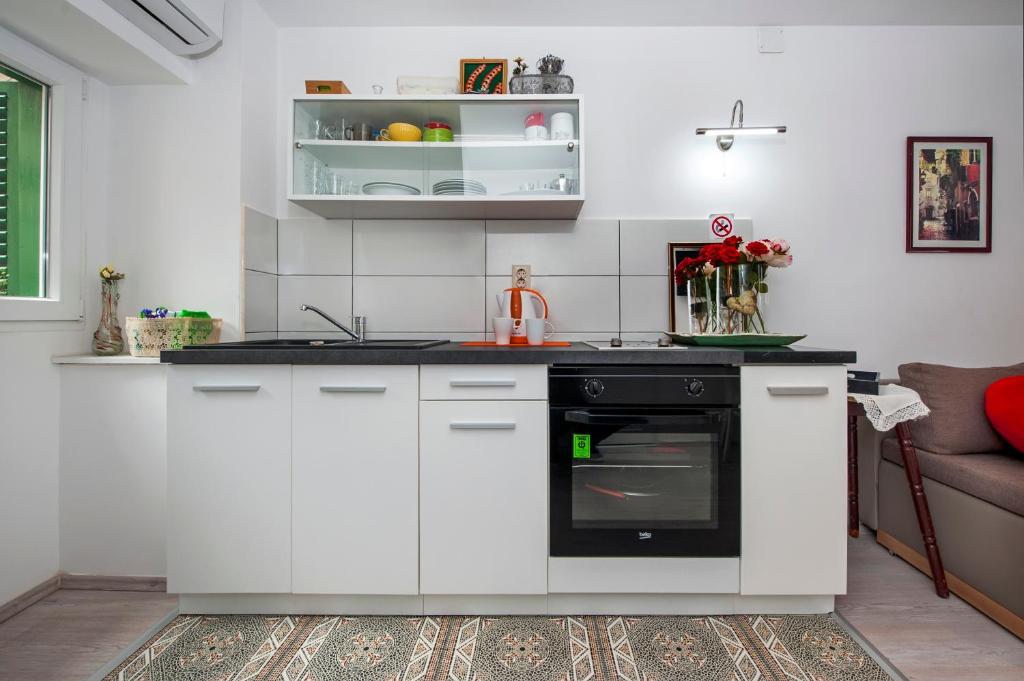 Kuchnia lub aneks kuchenny w obiekcie Apartman Delfin