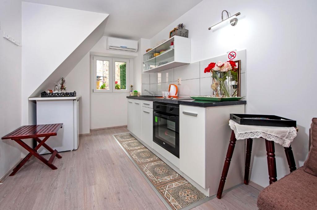 Kuchnia lub aneks kuchenny w obiekcie Apartman Delfin