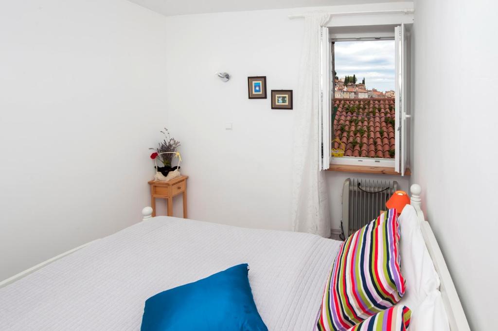 Łóżko lub łóżka w pokoju w obiekcie Apartman Delfin