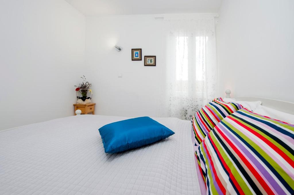 Łóżko lub łóżka w pokoju w obiekcie Apartman Delfin