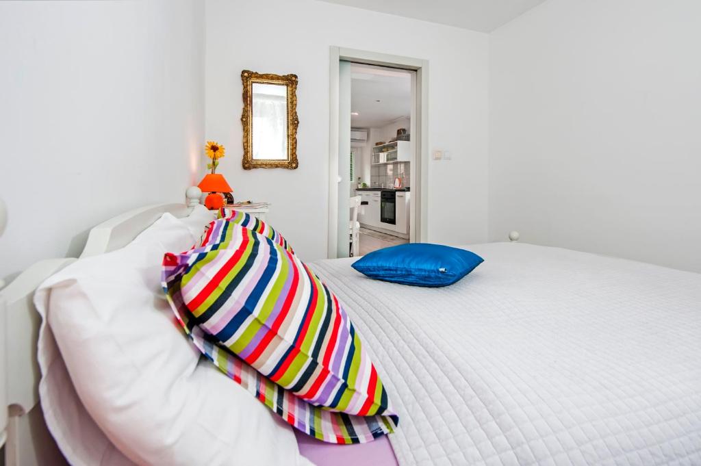 Łóżko lub łóżka w pokoju w obiekcie Apartman Delfin